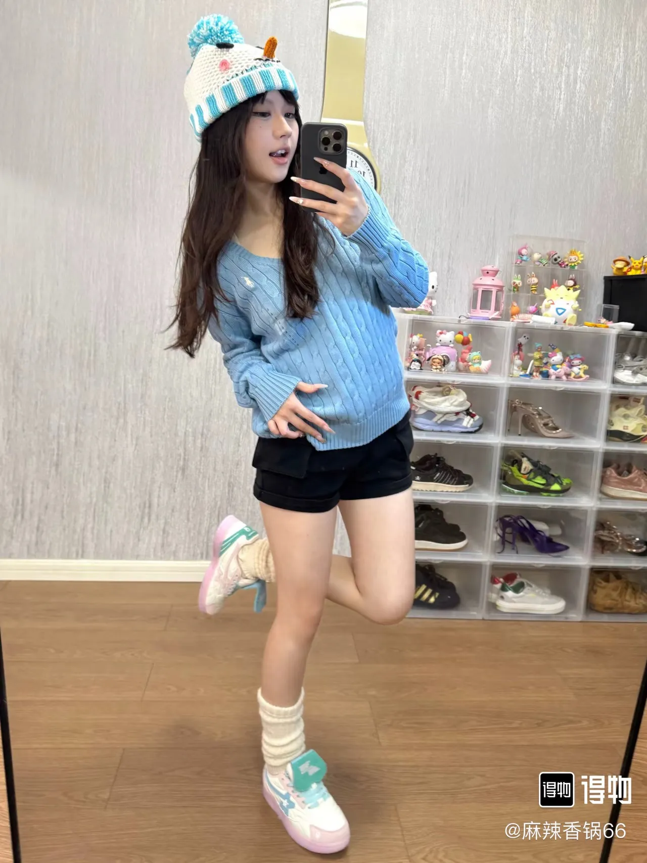 🅿️220 Style number: L04 (sky blue) Ralph Lauren RL classic war horse logo embroidered cable pattern twist button V-neck knitted sweater on the chest, same style for men and women, 9 colors Colors: Beige, navy, black, chick yellow, sky blue, khaki, red, gray, purple Size: XSSML M Shoulder Width 36 Clothes Length 58 Bust 44 L Shoulder Width 37 Clothes Length 60 Bust 46 Soft and glutinous🧶🫶The style is a very classic cable sweater American retro college style Perfect hand comfort. It is a must-have item for spring, autumn and winter wardrobes. It looks great when worn alone or layered as an inner wear. High-density LOGO embroidery on the chest, and original customization of tag accessories. Made of pure cotton yarn �� blended with wool, pure cotton is skin-friendly and comfortable, small label war horse embroidered twist turtleneck sweater 🐎 high quality. Follow the blogger to learn how to wear it! Let’s get a Ralph Lauren cable sweater. It’s a super hard-to-find series after it became popular. It’s hard to find one on the official website. It’s simple and practical to wear, with a lazy and loose feel. The thickened fabric has a more texture, soft and delicate feel, and a loose fit. Whether worn alone or layered, you can wear different styles of fashion with just one piece. ⚠️Contains wool products🦙 Pay attention to the washing method to avoid shrinkage
